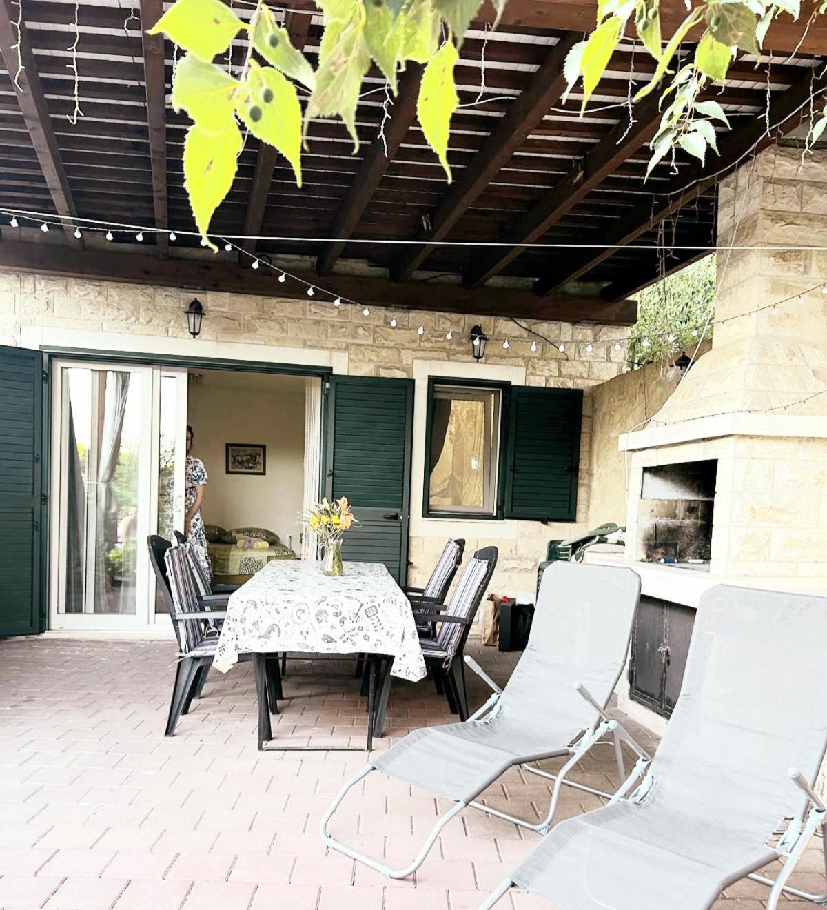 Kula Pergola Apartment Split